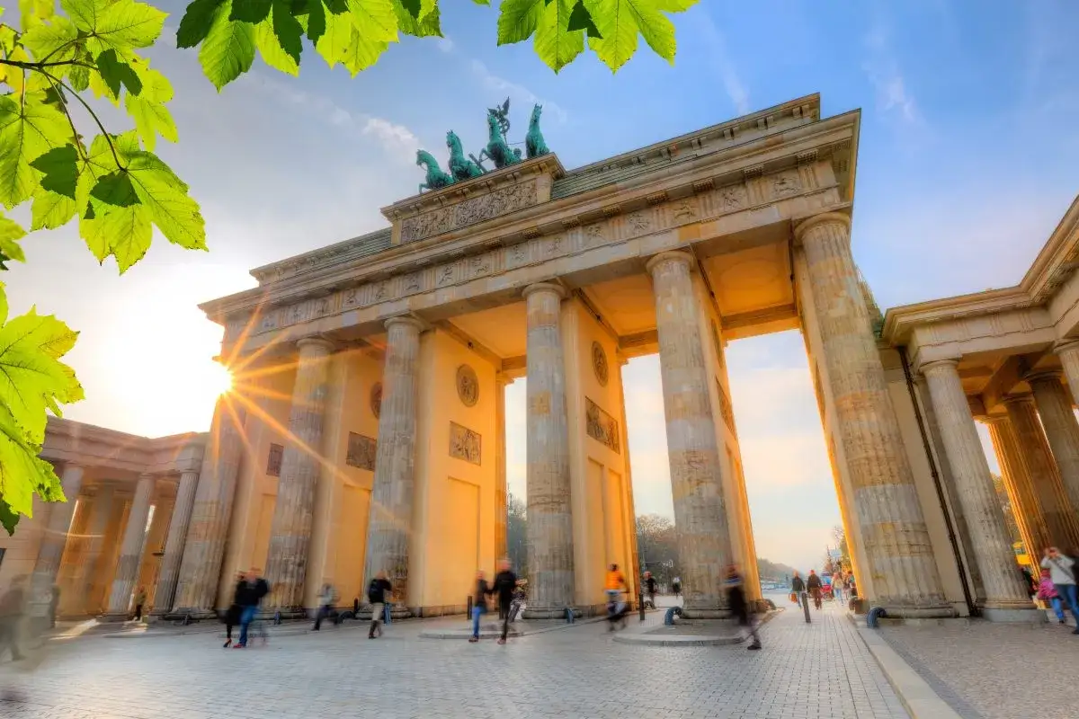 Brandenburger Tor im Abendlicht, ein Wahrzeichen Berlins und ein Muss f&uuml;r kostenlose Besichtigungstouren.