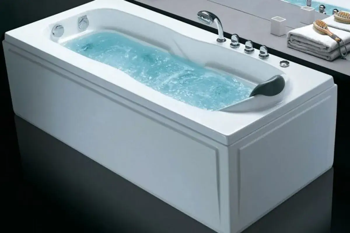 Baignoire baln&eacute;o remplie d'eau. Apprenez comment nettoyer les buses d'une baignoire baln&eacute;o pour un entretien optimal.