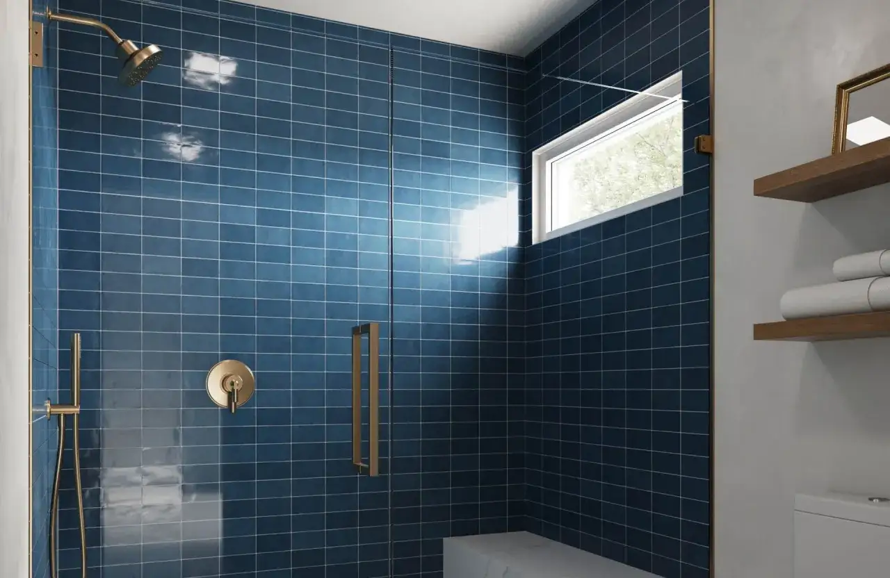 Douche moderne aux carreaux bleus, pr&ecirc;te pour le nettoyage de la salle de bain. Lumi&egrave;re naturelle filtrant par la fen&ecirc;tre.