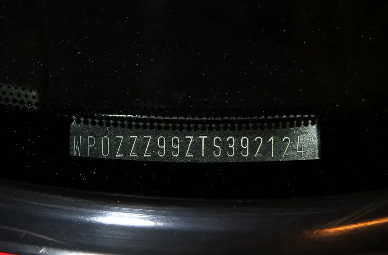 Numer VIN: WPOZZZ99ZTS392124. Ten numer identyfikacyjny pojazdu (VIN) jest kluczowy do sprawdzenia historii samochodu i uzyskania numeru OEM.
