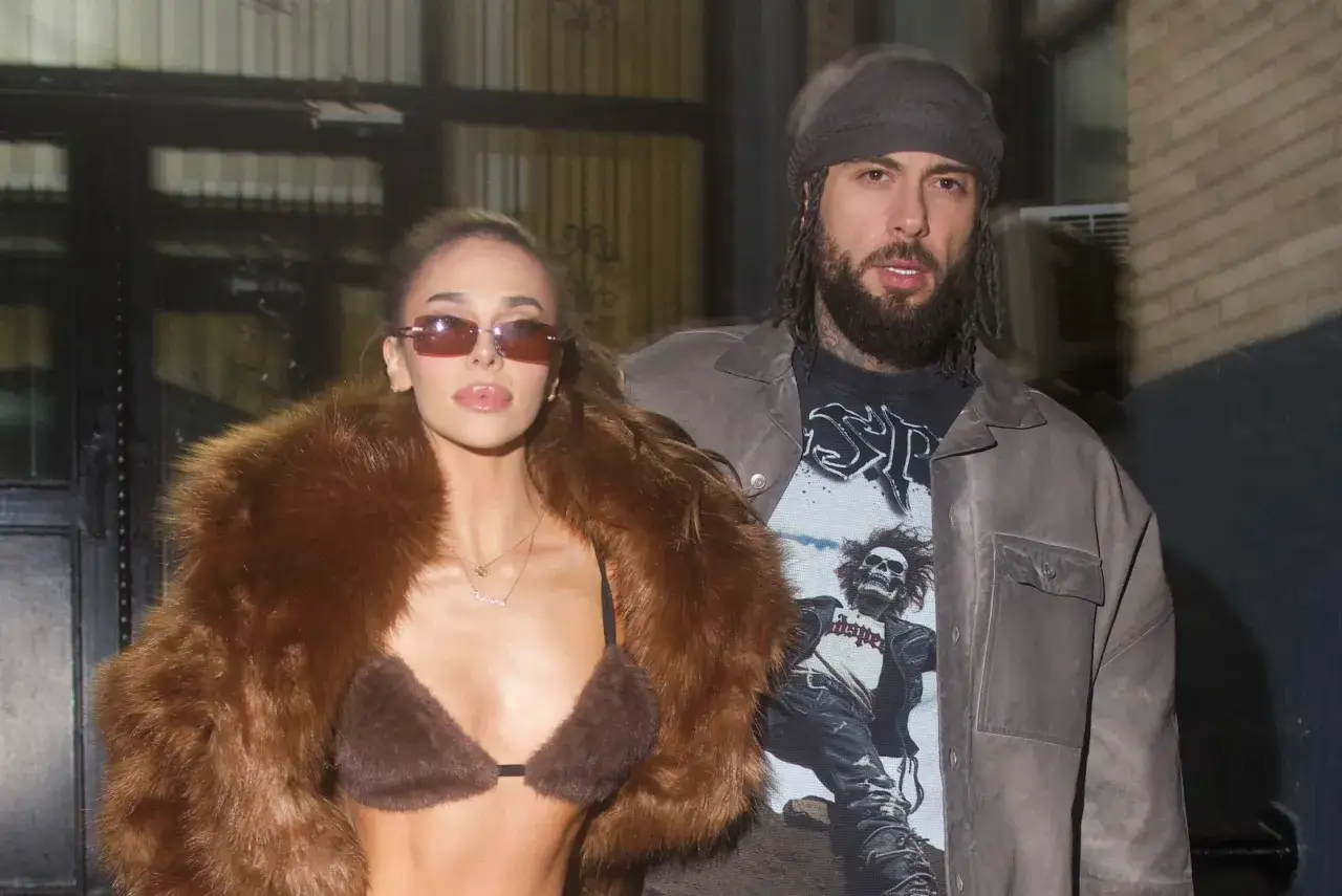 Blanka Stajkow z partnerem, ona w futrzanej kamizelce i bikini, on w bluzie z czaszką.
