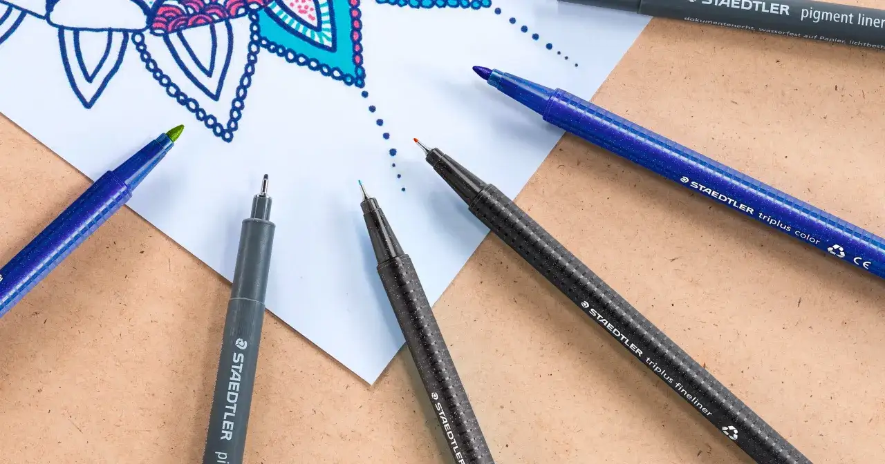 Fineliner Sortiment und Zeichenpapier