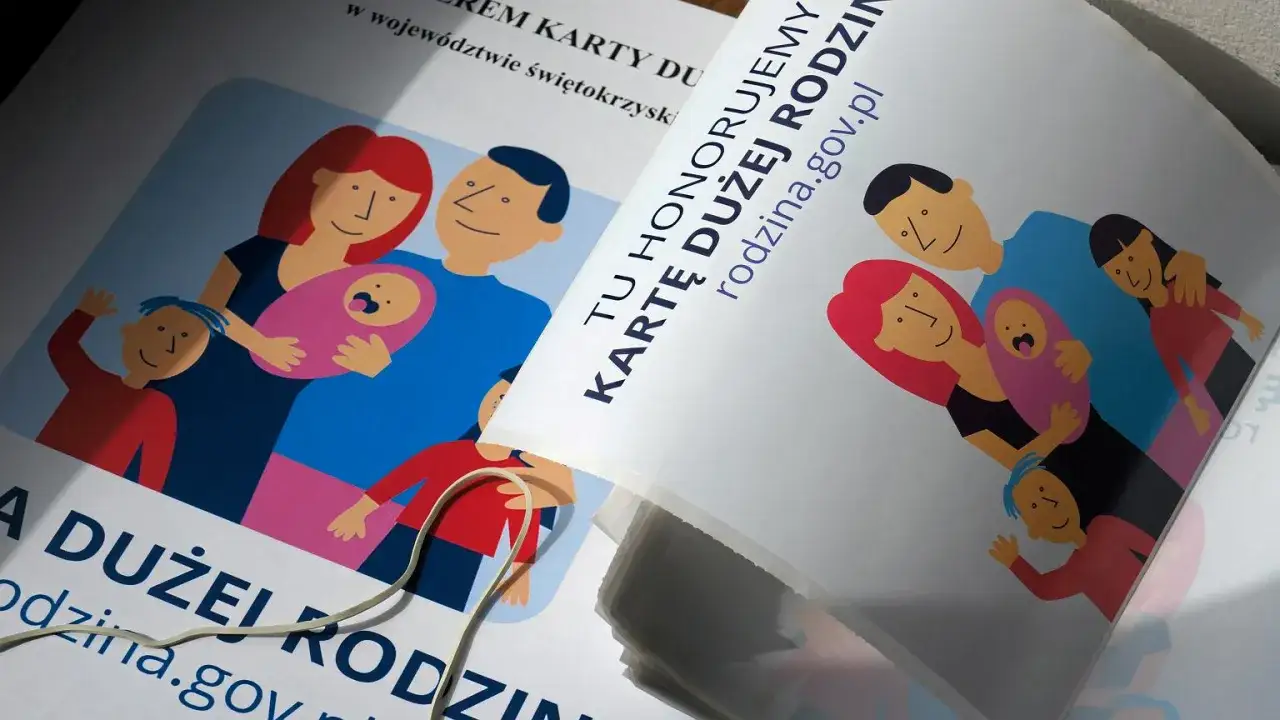 Karta dużej rodziny: lista zniżek. Ilustracja przedstawia uśmiechniętą rodzinę z dziećmi.