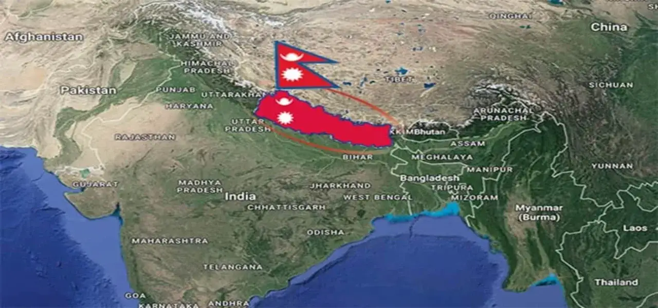 Mapa pokazuje, gdzie jest Nepal, między Indiami a Chinami. Flaga Nepalu zaznaczona na czerwono.