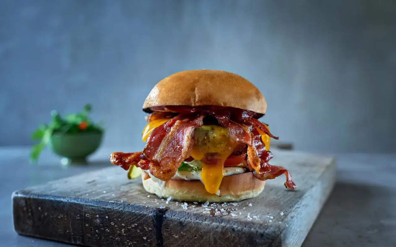Saftiger Burger mit K&auml;se und knusprigem Speck &ndash; tolle Burger rezept ideen f&uuml;r jeden Geschmack.