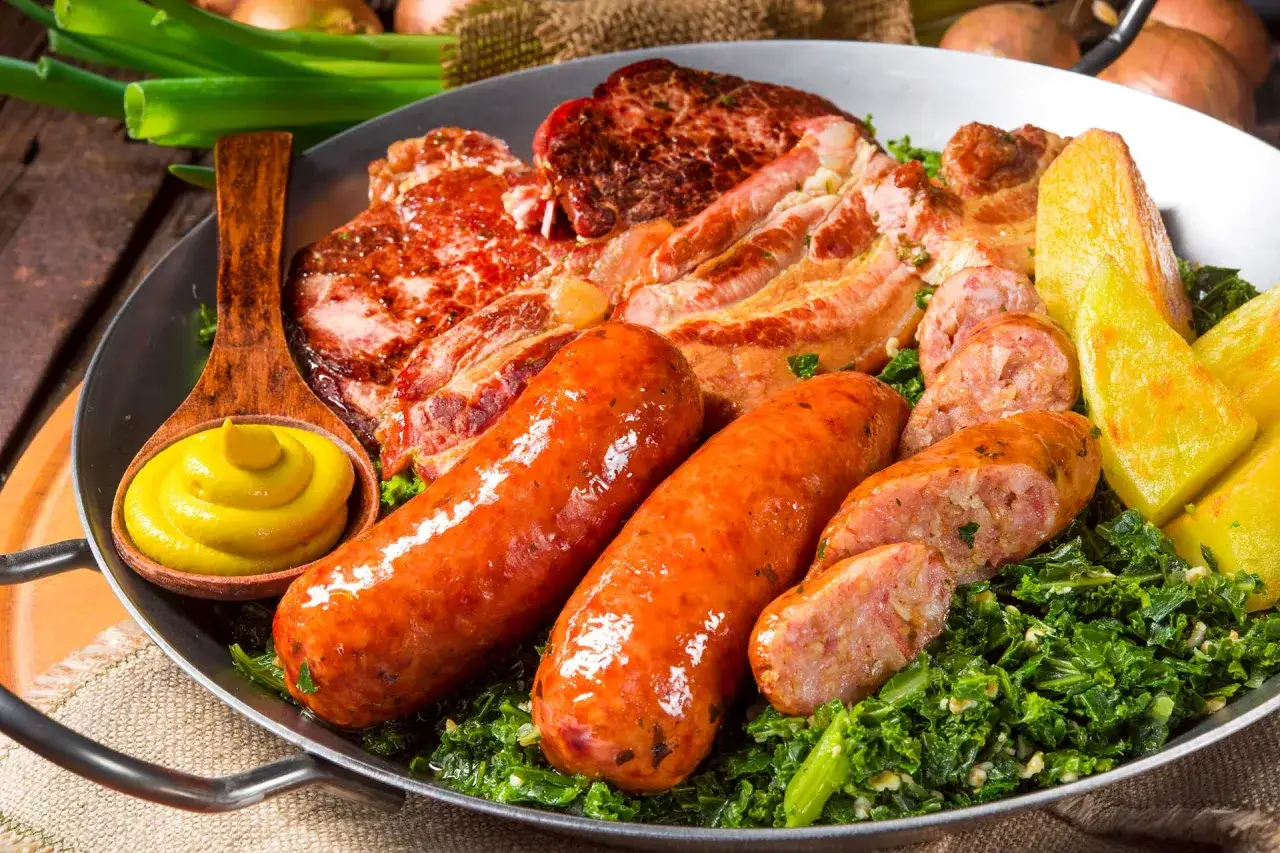 Deftiges Gr&uuml;nkohlgericht mit Pinkel, Speck und Kartoffeln. Wie lange kochen? Das fragt man sich bei diesem Anblick!