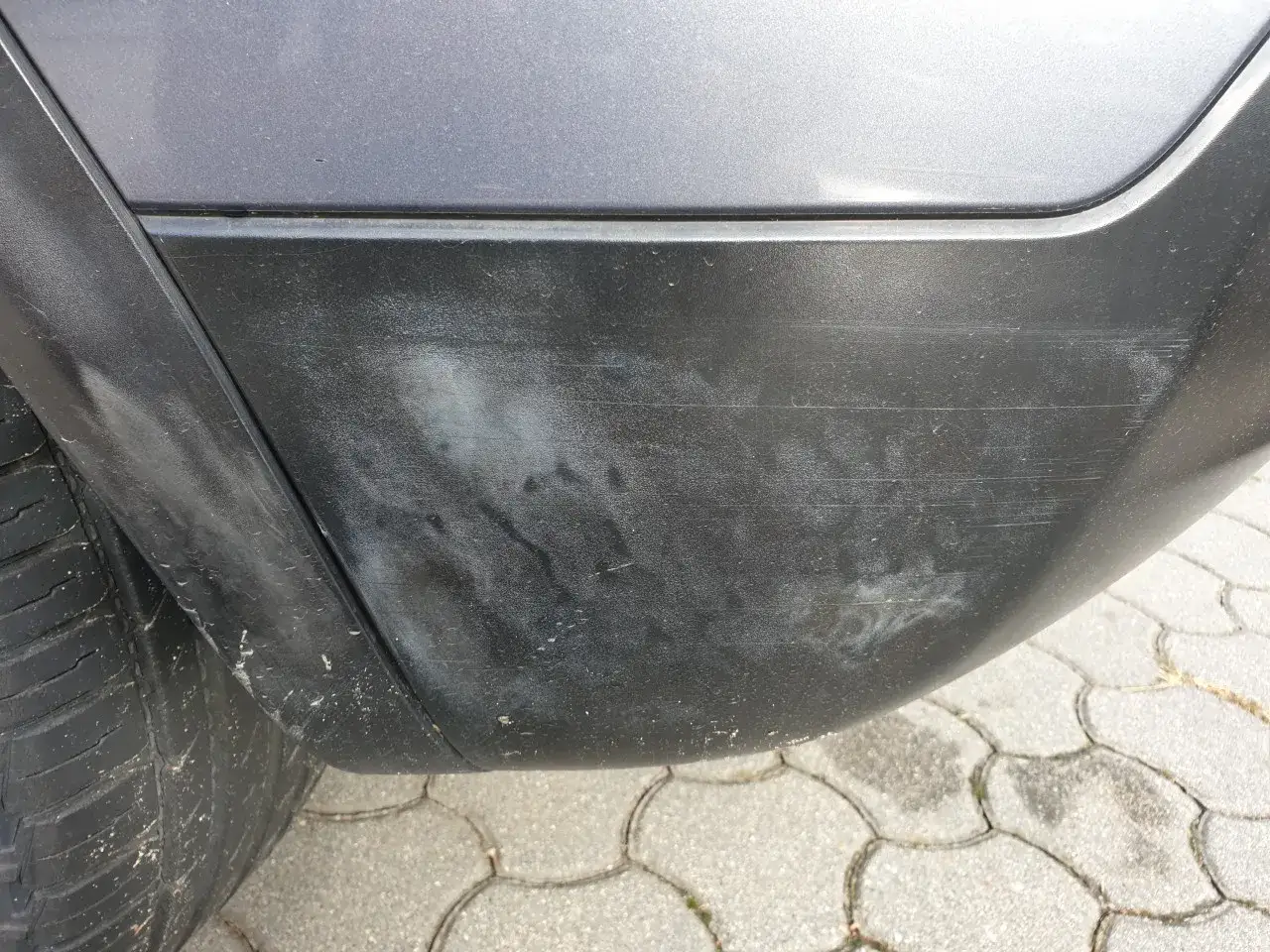 Wyblakłe plastiki zderzaka wyglądają na matowe i porysowane. Czernidło do opon może pomóc je odnowić.