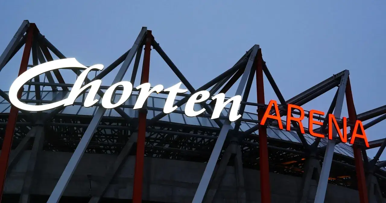 Chorten Arena rozświetlona nocą. Słychać głośny chant po polsku!