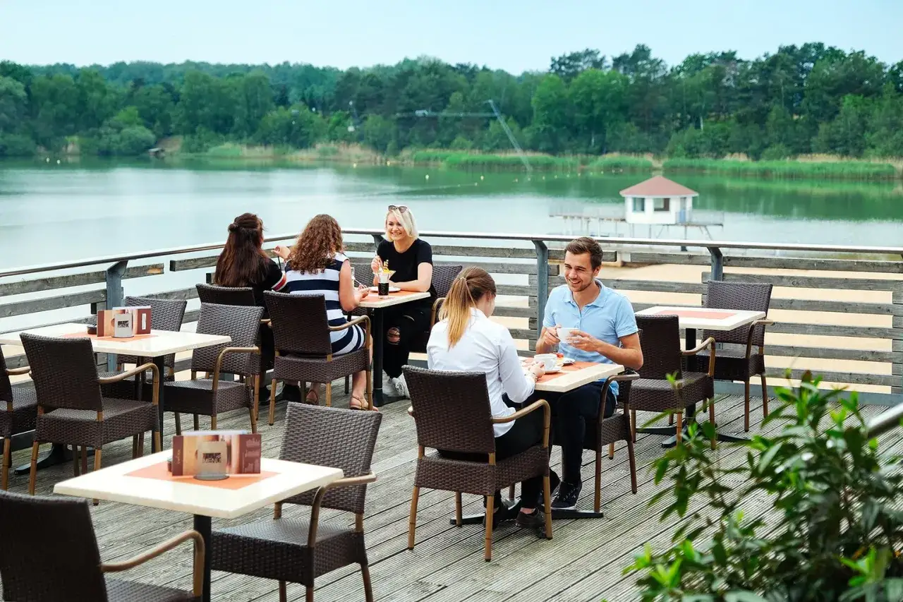 Sch&ouml;ne Restaurant-Terrasse mit G&auml;sten