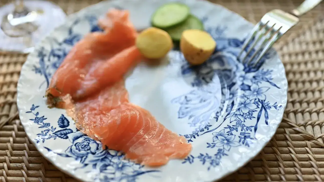 En tallrik med gravad lax, potatis och gurka. Perfekt för en somrig lunch med ett glas vin till laxen.