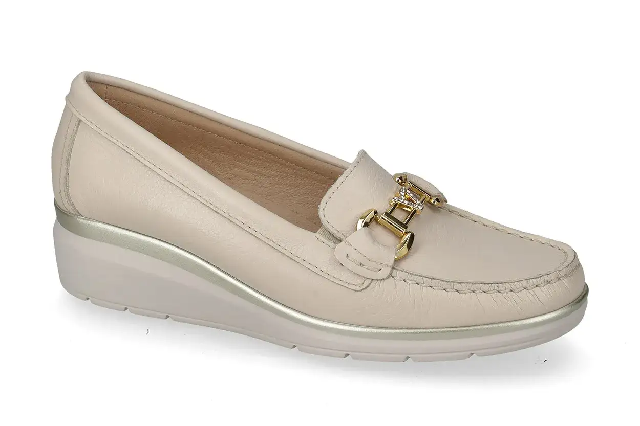 Eleganti scarpe sposa Valleverde in pelle avorio con fibbia dorata e strass, tacco a zeppa comodo e raffinato.