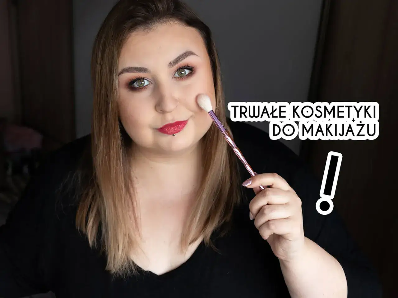 Kobieta z makijażem i pędzlem do pudru. Dowiaduje się, czym utrwalić makijaż, by był trwały.