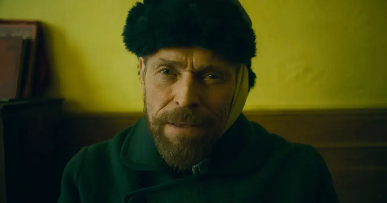 W filmie o van Goghu Willem Dafoe jako Vincent, z charakterystyczną brodą i czapką, spogląda wprost na widza.