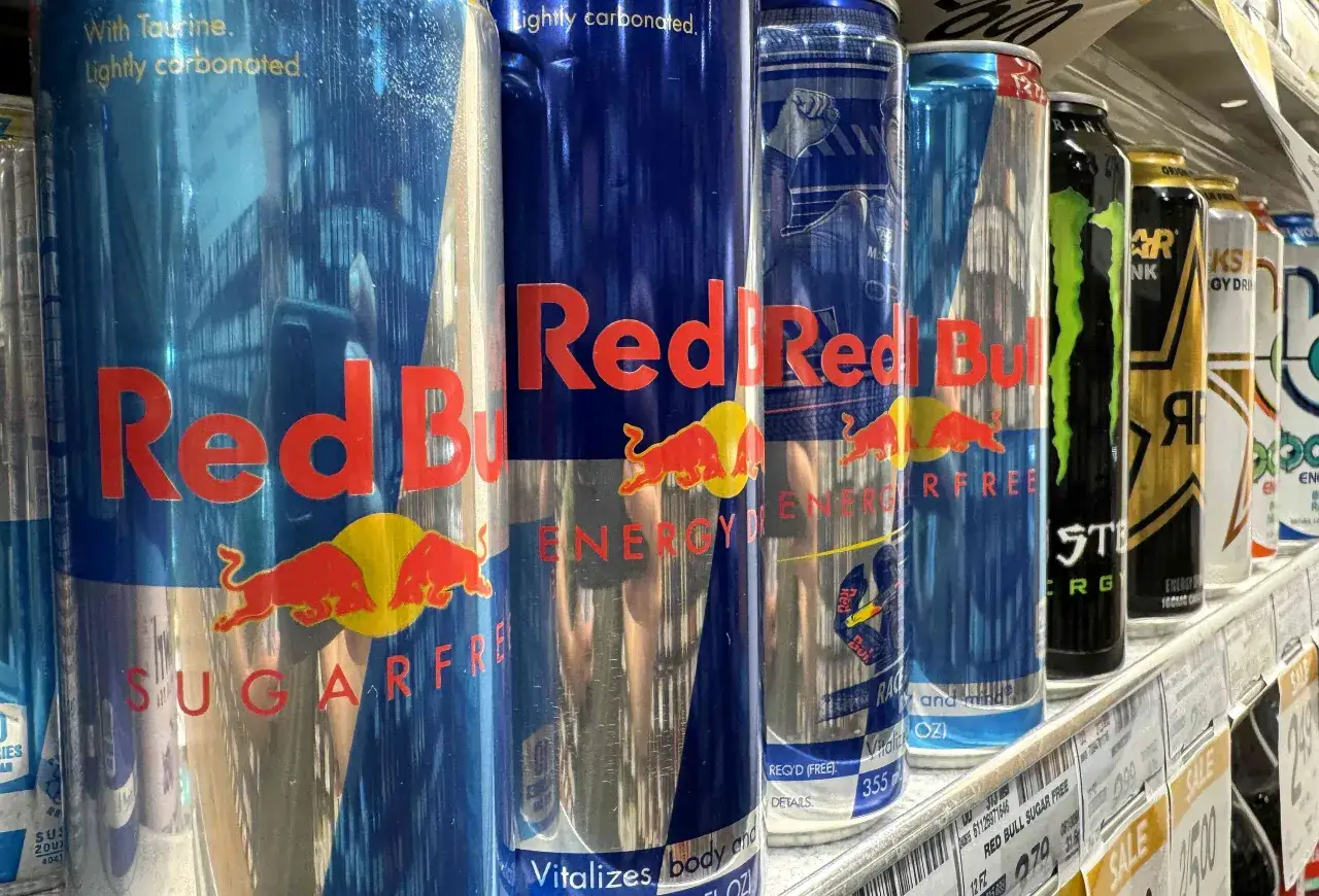 Des canettes de Red Bull et d'autres boissons &eacute;nergisantes align&eacute;es. La taurine est un ingr&eacute;dient courant, mais il faut &ecirc;tre conscient des taurine effets secondaires.