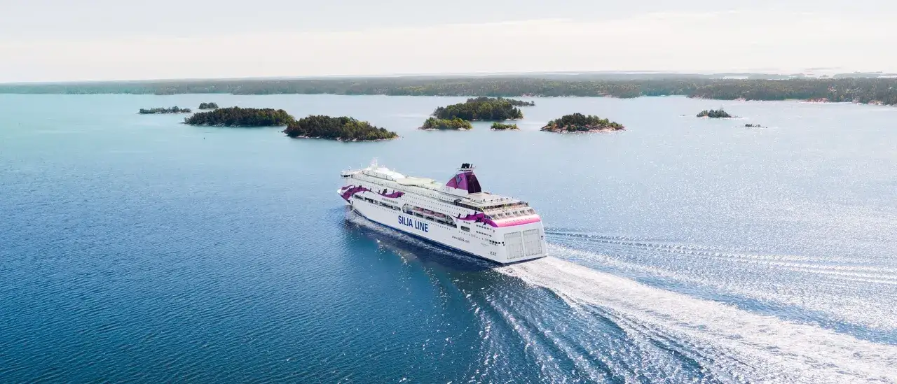 Silja Line-fartyget glider genom skärgården, redo för en 24 timmars kryssning.