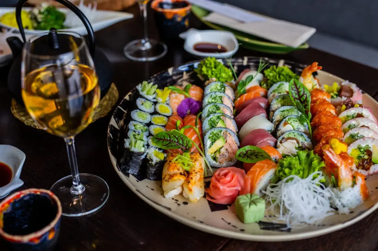 Szukasz miejsca, gdzie zjeść w Białej Podlaskiej? Ta taca sushi z krewetkami, łososiem i awokado to idealna inspiracja.