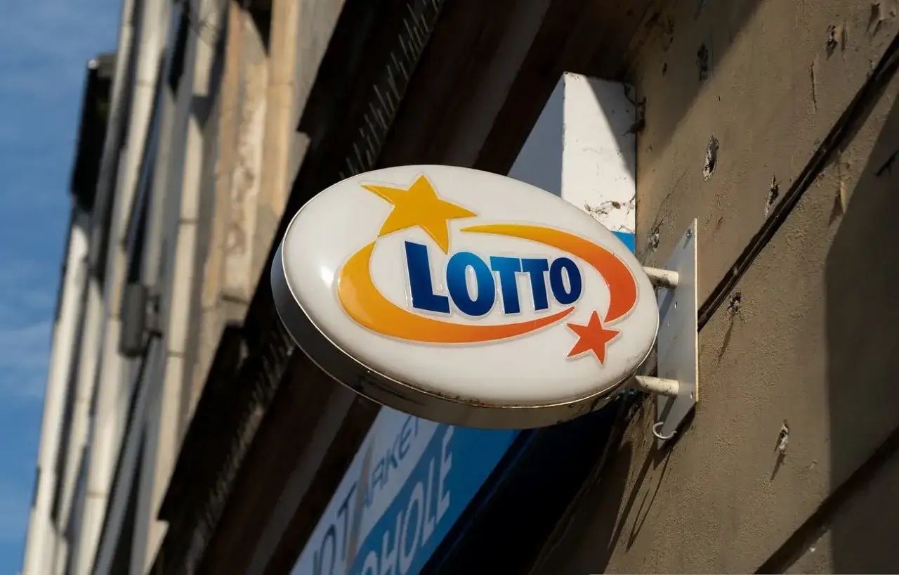 Znak LOTTO wisi na ścianie. Czy pracownicy Totalizatora Sportowego mają zakaz grania w Eurojackpot?