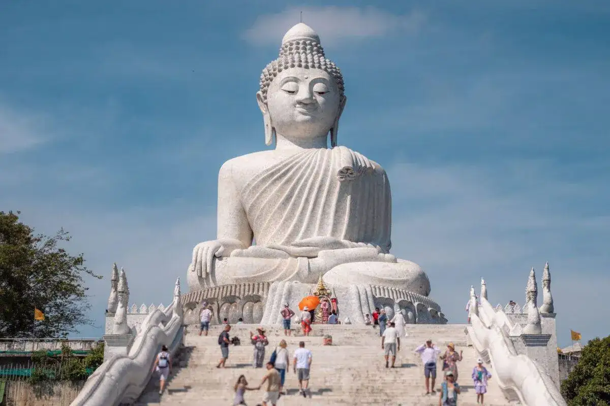 Wielki Budda na wzgórzu, z którego roztacza się widok na Karon Beach. Turyści wchodzą po schodach do świątyni.