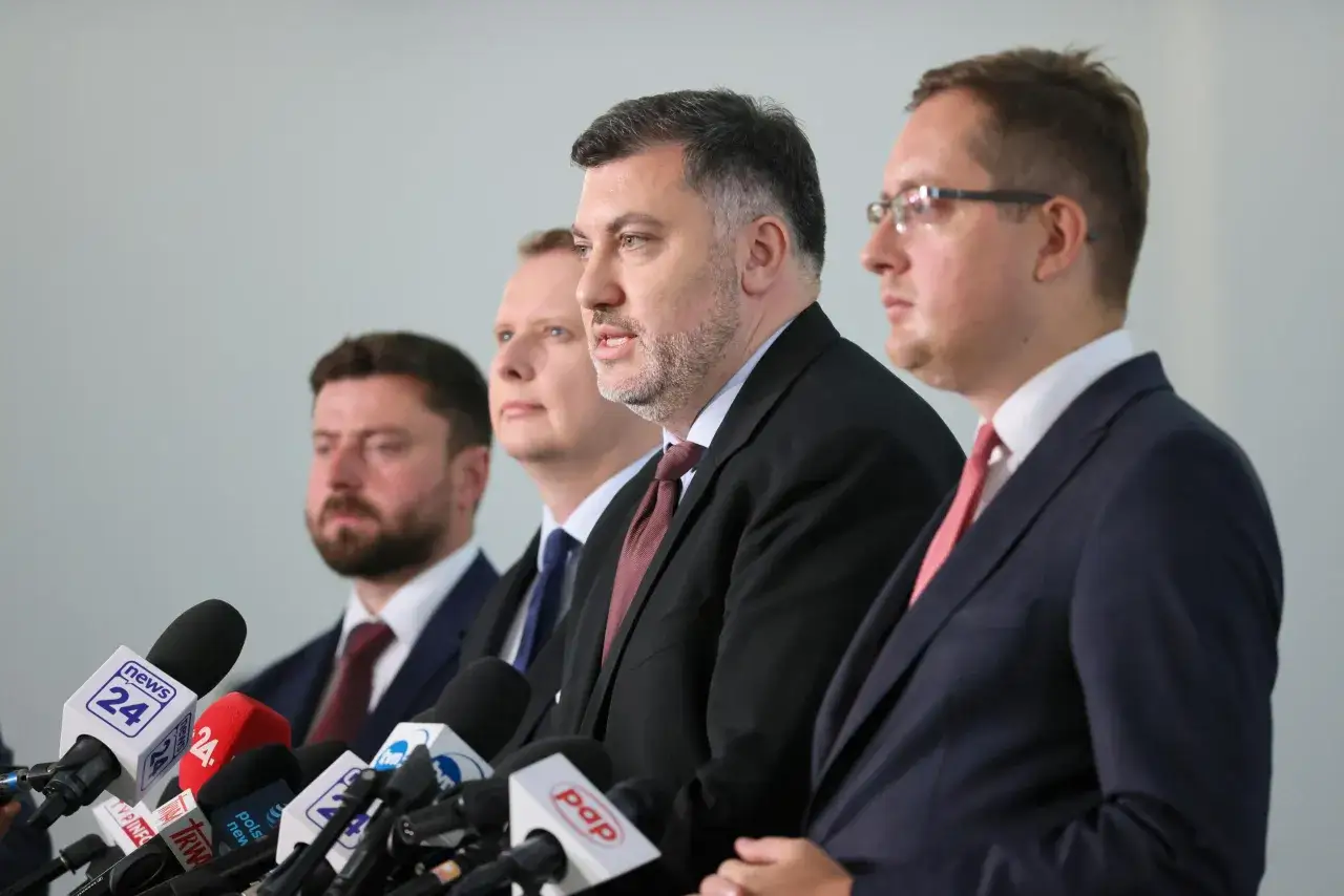 Czterech mężczyzn w garniturach przed mikrofonami. Czy Konfederacja ma tajny plan na wyprowadzenie Polski ze strefy wpływów Brukseli?
