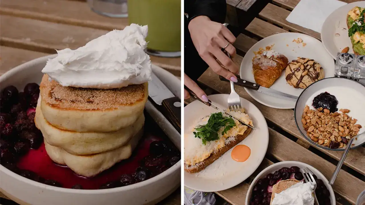 Leckere Pancakes mit Sahne und Beeren, dazu M&uuml;sli und Geb&auml;ck &ndash; ein perfekter Brunch in Berlin.