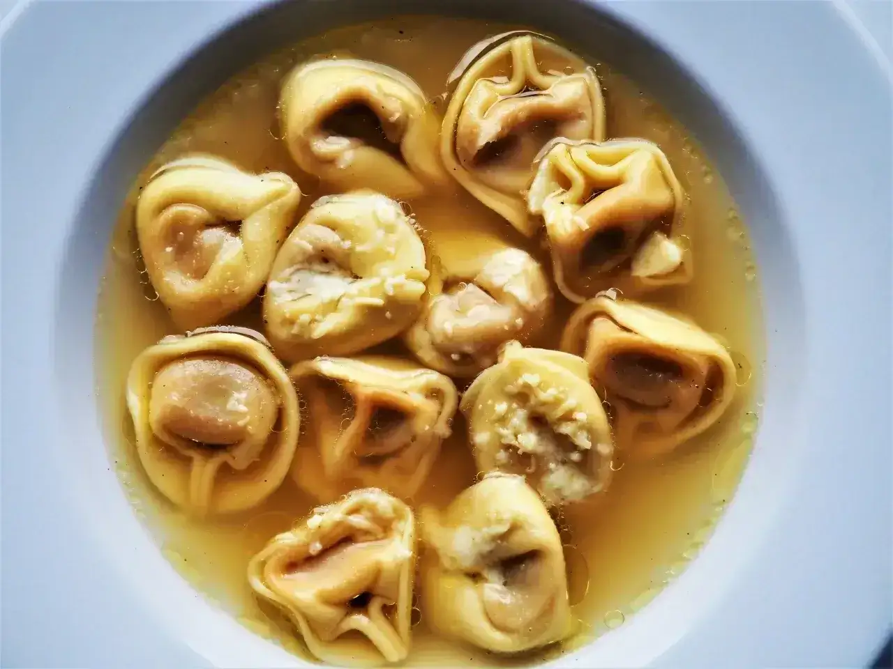 Pyszne tortellini w bulionie. Czy wiesz, tortellini co to jest? To włoskie pierożki z nadzieniem, idealne na rozgrzewający posiłek.
