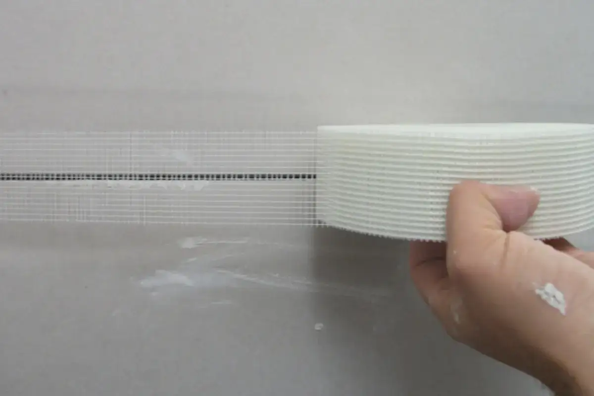Nastro in rete per giunti cartongesso applicato su una fessura tra pannelli.
