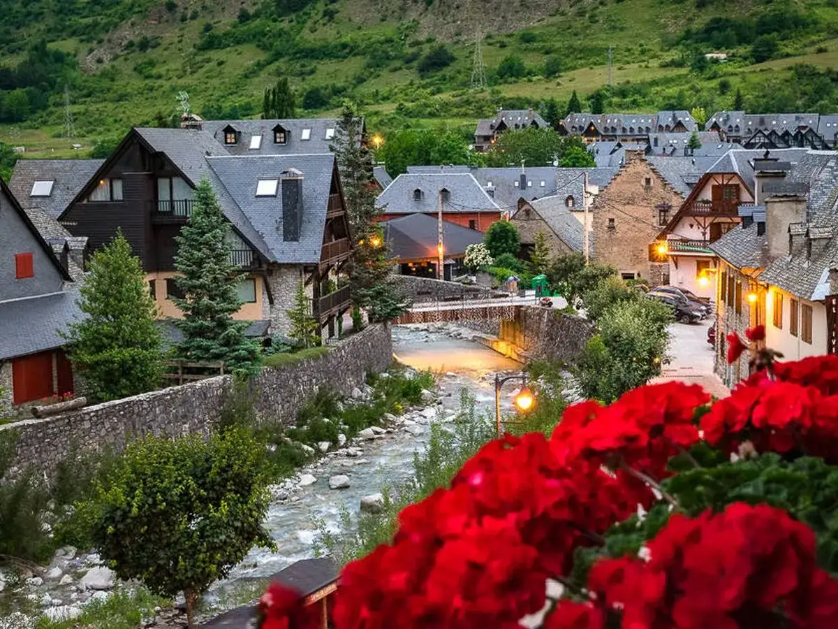 Encantadores pueblos del Pirineo Catal&aacute;n, con casas de piedra y tejados grises, un r&iacute;o serpentea entre ellos.