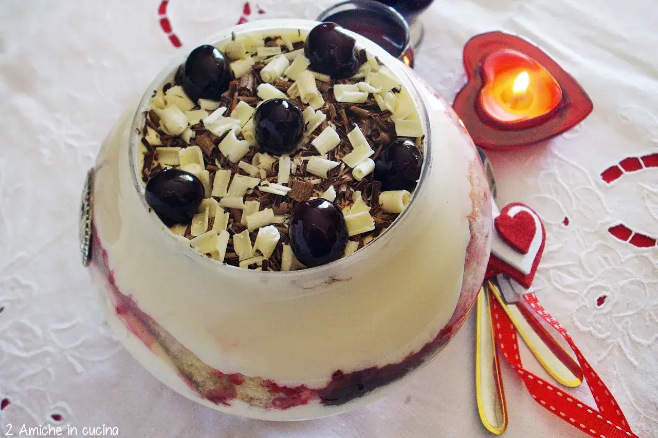 Delizioso tiramisù al cioccolato con ciliegie e riccioli di cioccolato bianco e fondente. Perfetto per un momento goloso.