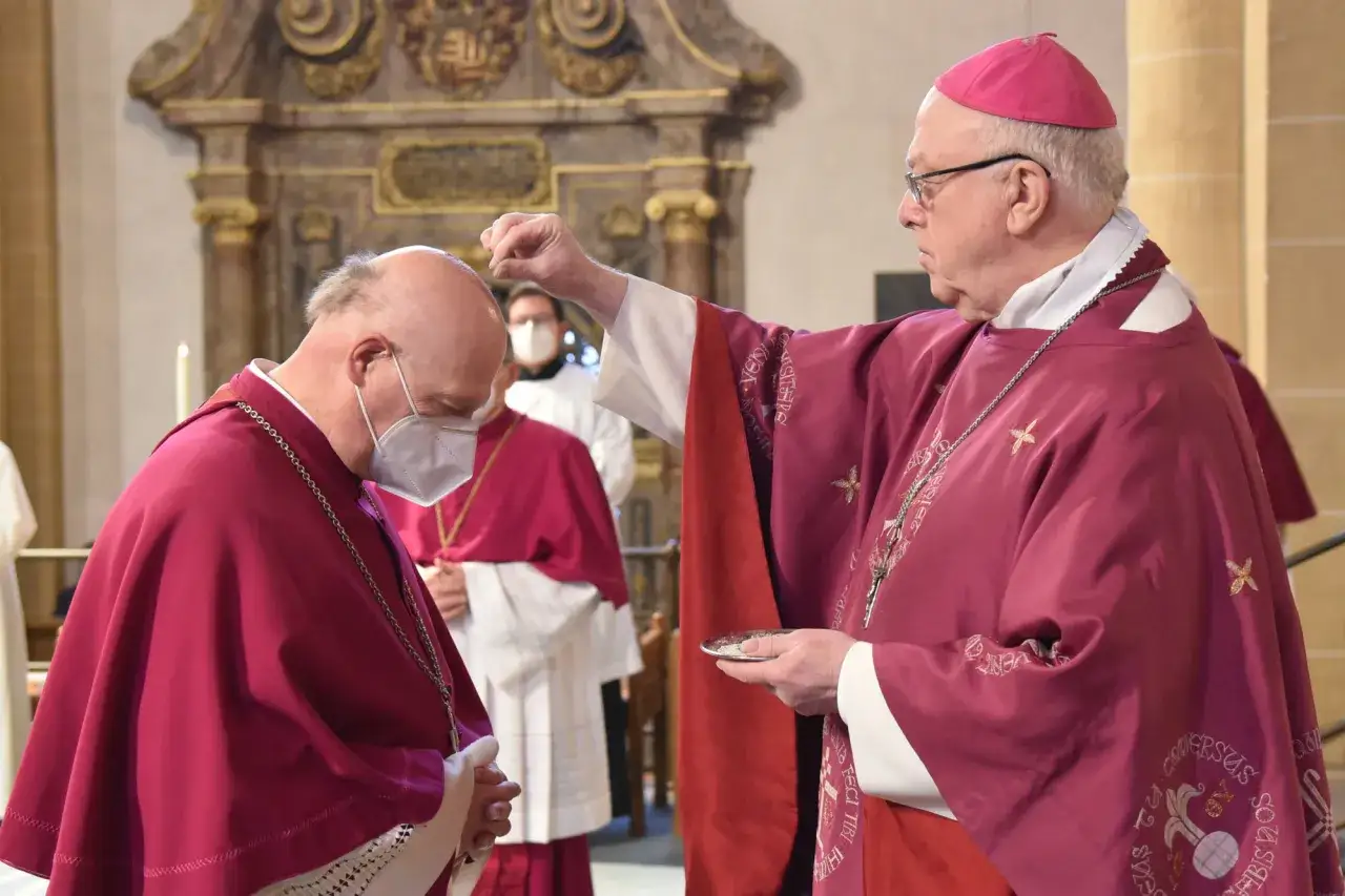 Bischof spendet Aschekreuz, ein Zeichen, was bedeutet Fastenzeit.