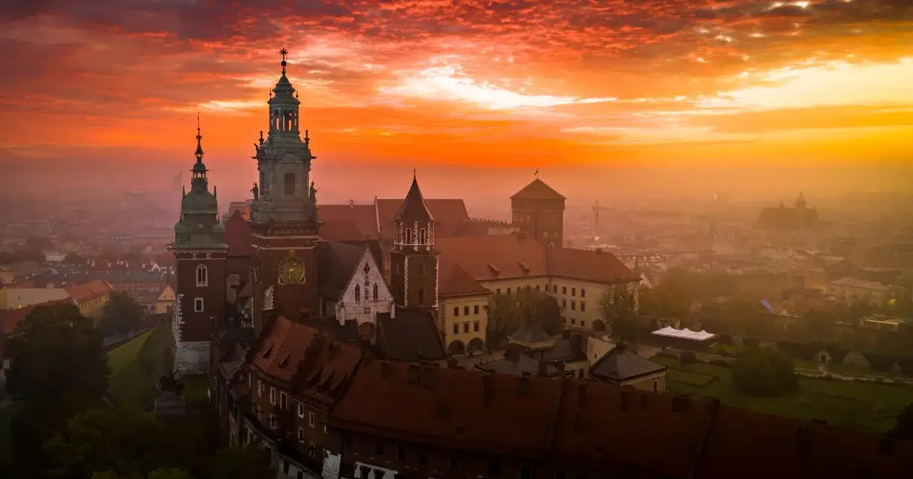 Wawel w ogniu zachodu słońca, jakby budził starożytne czakramy w Polsce.