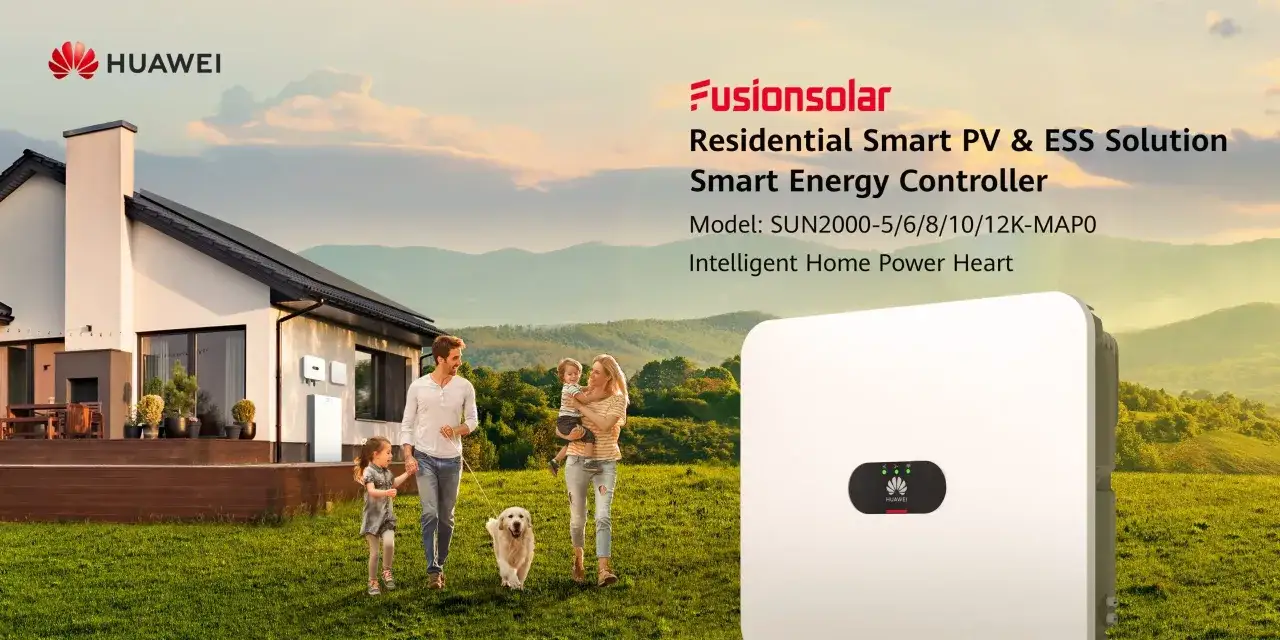 En familj njuter av solen utanf&ouml;r sitt hus med solpaneler. En Huawei v&auml;xelriktare 10kw &auml;r en del av deras smarta energil&ouml;sning.