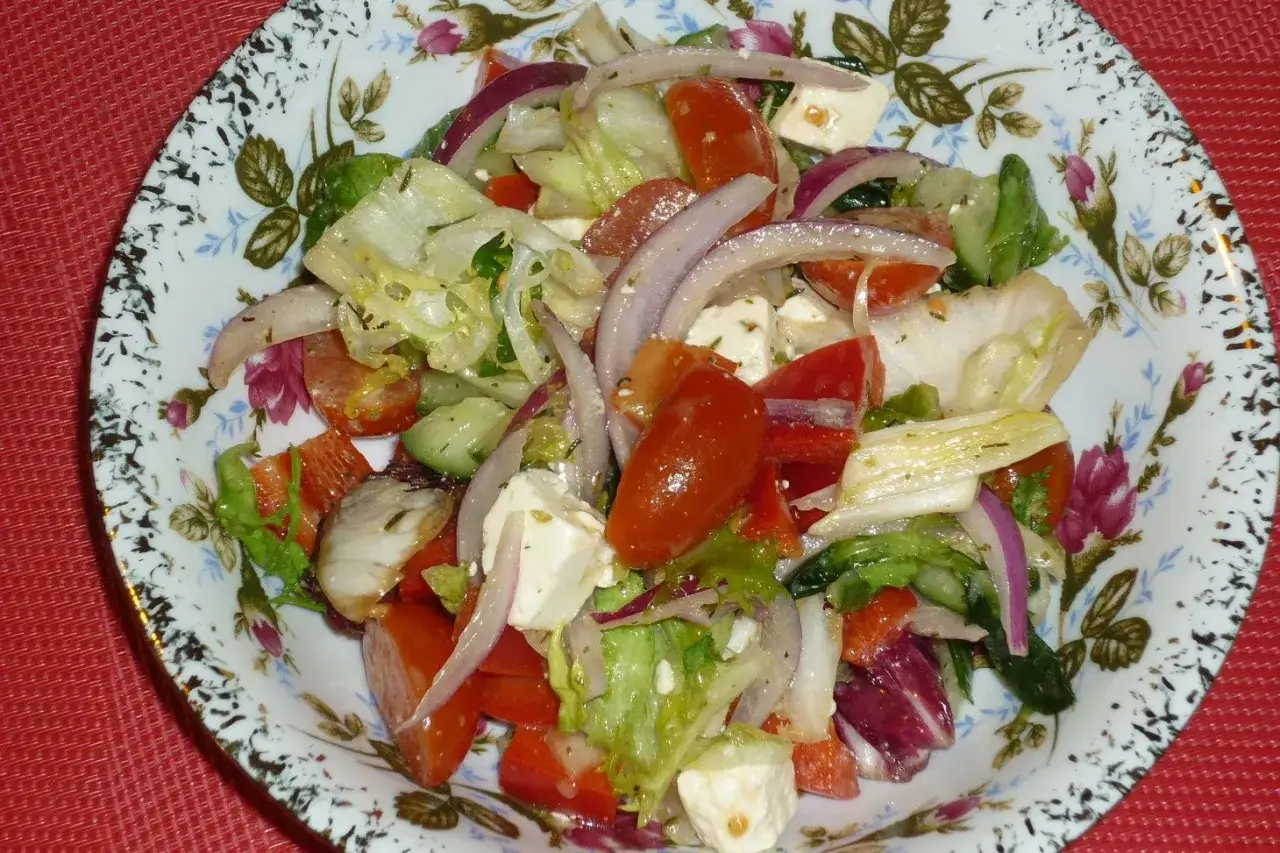 Pyszna sałatka z mix sałat, pomidorów, ogórka, czerwonej cebuli i sera feta. Idealna na lekki posiłek.