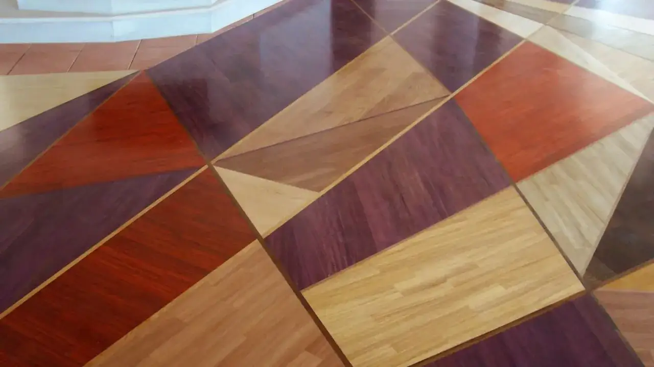 Wzór geometryczny z różnych gatunków drewna tworzy piękny parkiet na podłogę.
