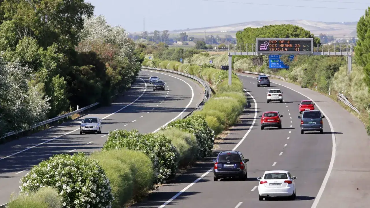 Circula a 60 km/h. ¿por qué carril debe circular? En esta autopista con varios carriles, el conductor debe elegir el carril derecho para circular a esa velocidad.