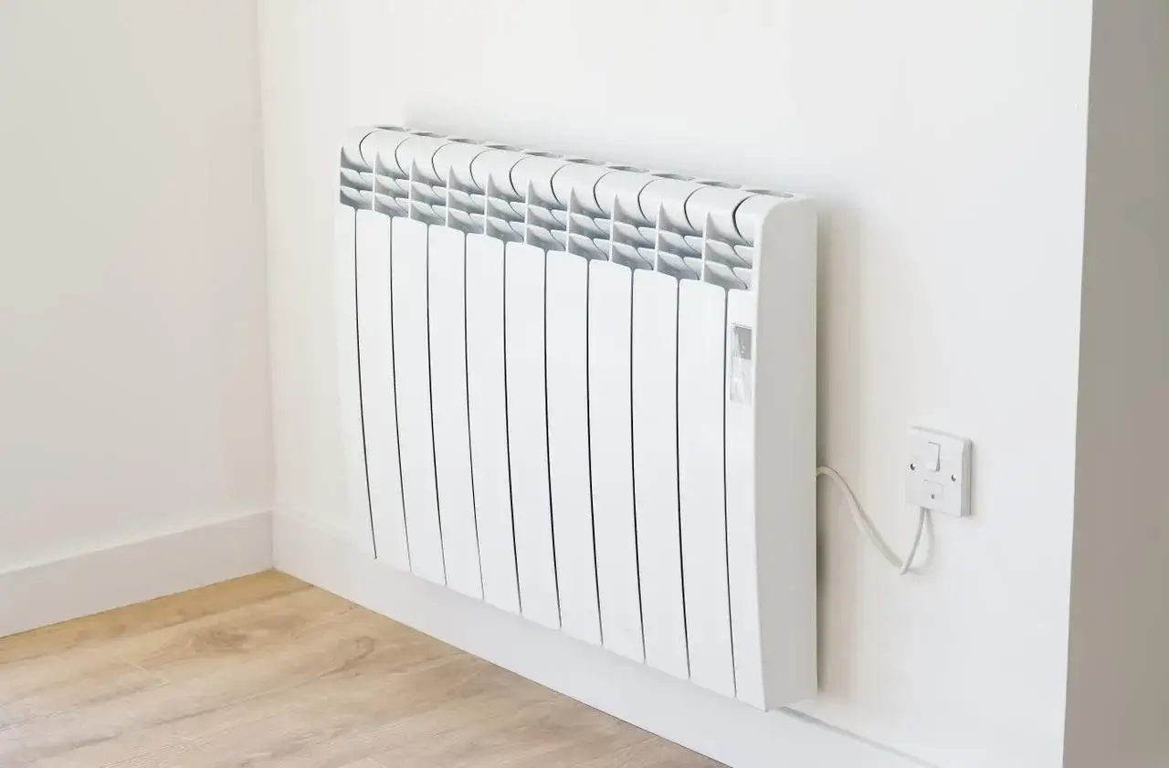 Panneau rayonnant blanc, moderne, pr&ecirc;t &agrave; chauffer la pi&egrave;ce. Son design discret sugg&egrave;re une faible consommation d'&eacute;nergie.