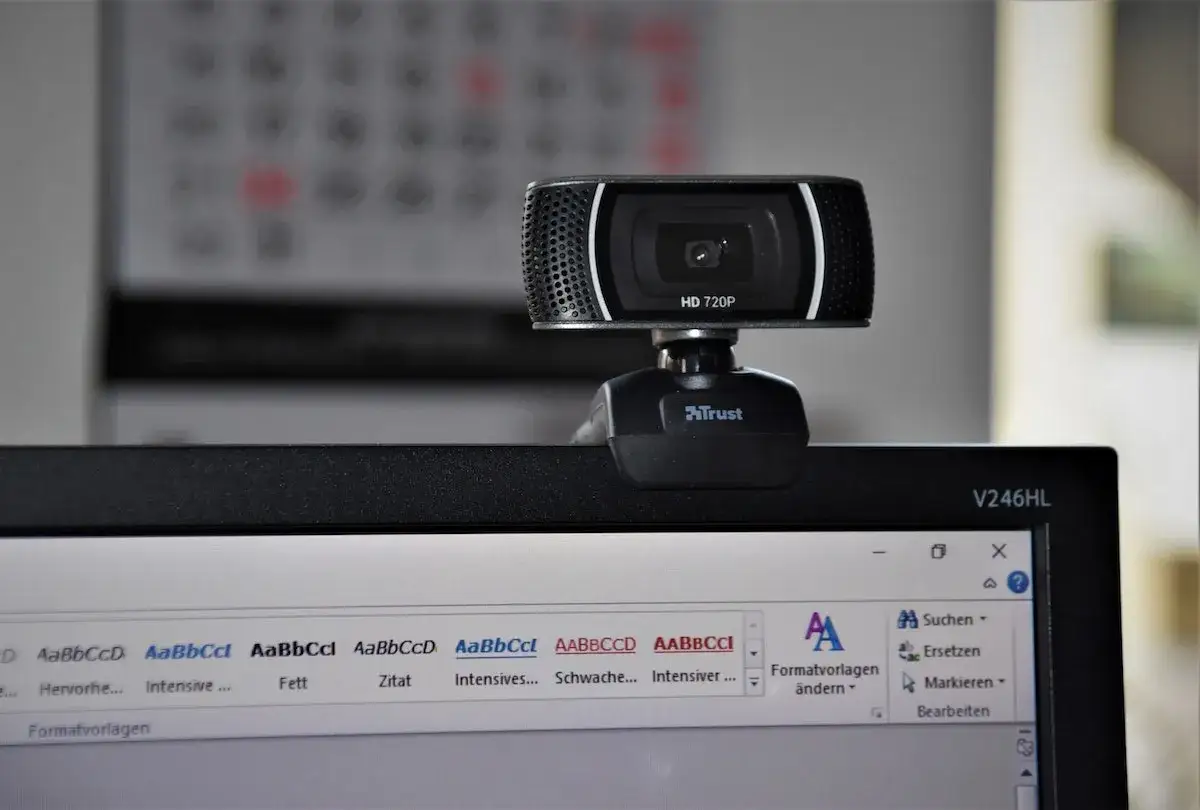 Jak podłączyć aparat do komputera jako kamerę? Webkamera Trust HD 720P na monitorze.