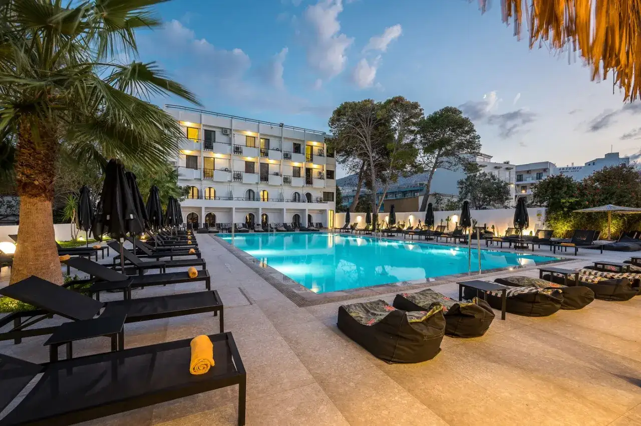 Basen i leżaki przy hotelu, idealne miejsce na relaks. Wiele osób szuka **Heronissos Hotel opinie** przed rezerwacją.