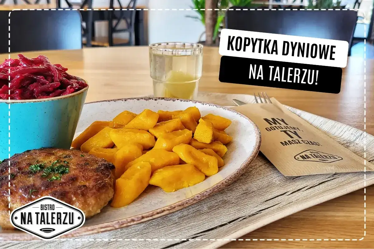 Pyszne kopytka z dyni na talerzu, obok kotlecik i surówka z buraków. Idealny posiłek na jesienne dni.