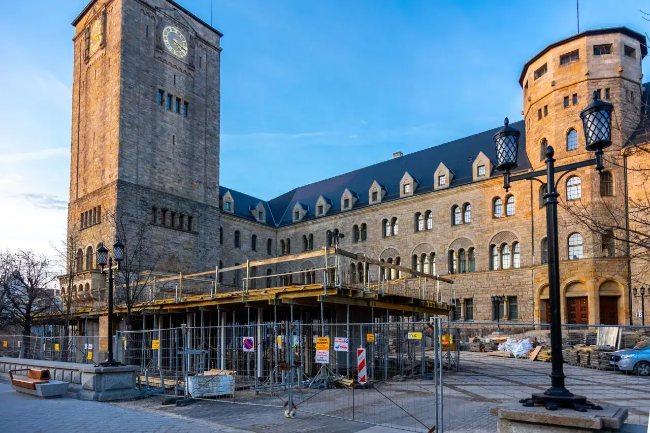 Zamek Cesarski w Poznaniu, monumentalna budowla z wieżą zegarową, w trakcie prac budowlanych.