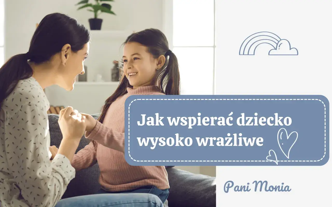 Uśmiechnięta mama trzyma dłonie swojego dziecka, które jest bardzo wrażliwe. Razem tworzą bezpieczną przestrzeń.