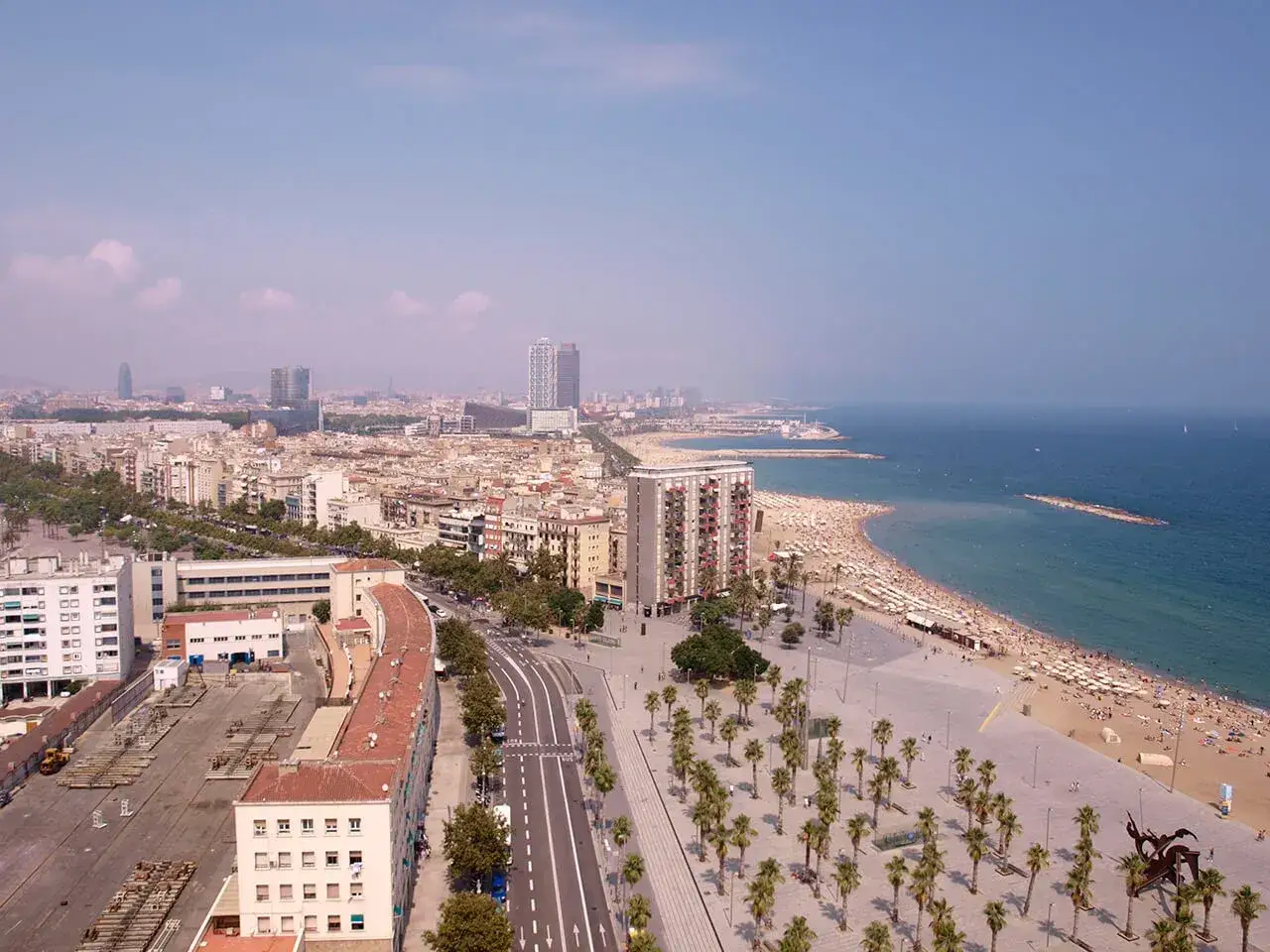Plaża Barceloneta pełna ludzi i barów