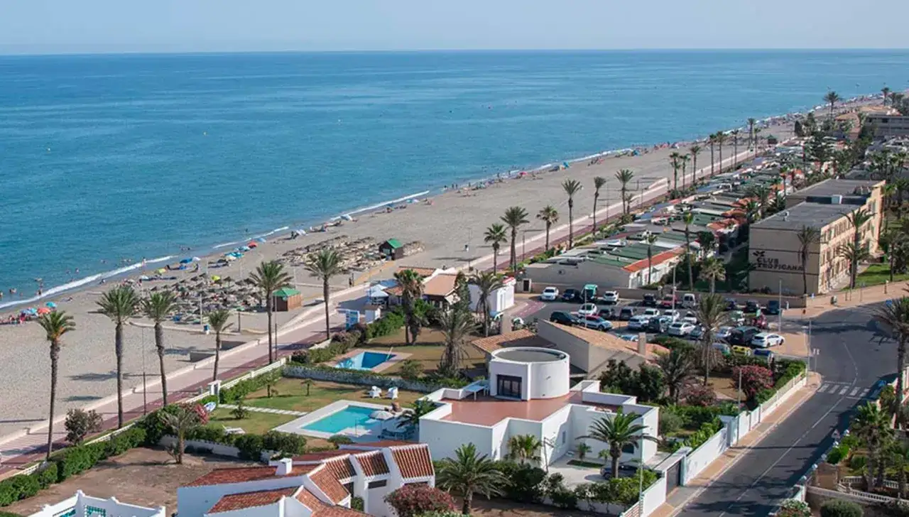 Vista a&eacute;rea de la playa de Roquetas de Mar, con gente disfrutando del sol y el mar. Ideal para saber qu&eacute; hacer en Roquetas de Mar.
