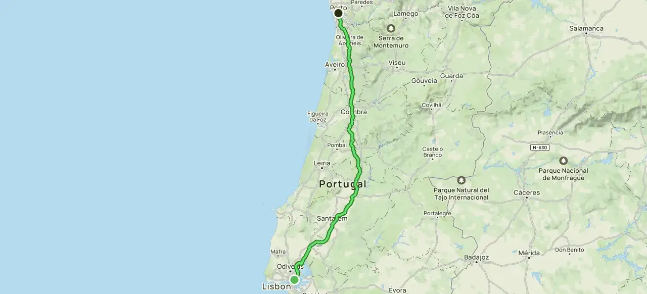 Karte von Portugal mit einer gr&uuml;nen Route von Porto nach Lissabon, ideal f&uuml;r Lissabon wandern.