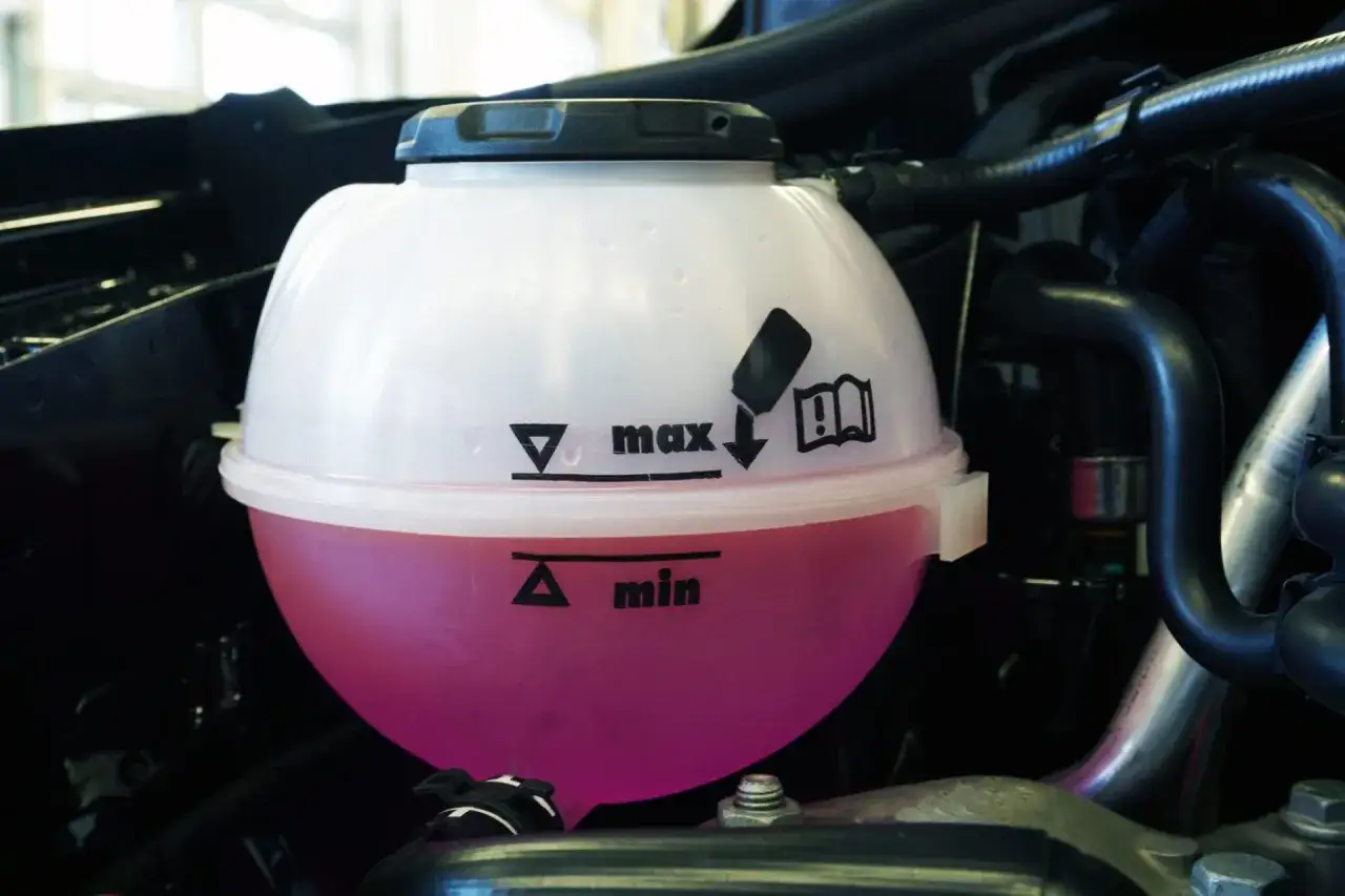 Depósito de líquido refrigerante de cotxe con nivel rosa entre 