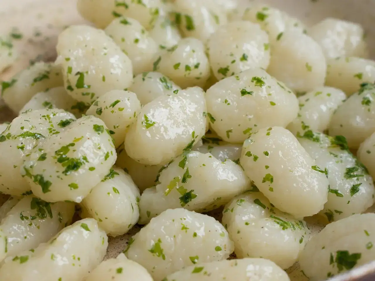 Frische, hausgemachte Gnocchi original, mit Petersilie bestreut. Ein Genuss f&uuml;r jeden Liebhaber der italienischen K&uuml;che.