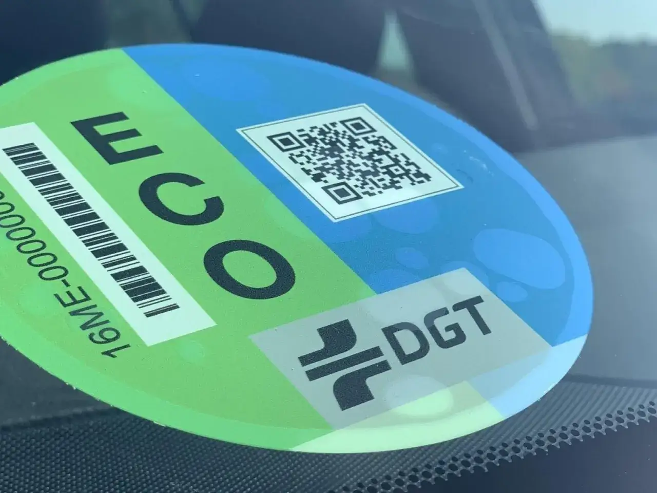 Pegatina ECO DGT en parabrisas, para vehículos de bajas emisiones, como algunas euro 5 motos.
