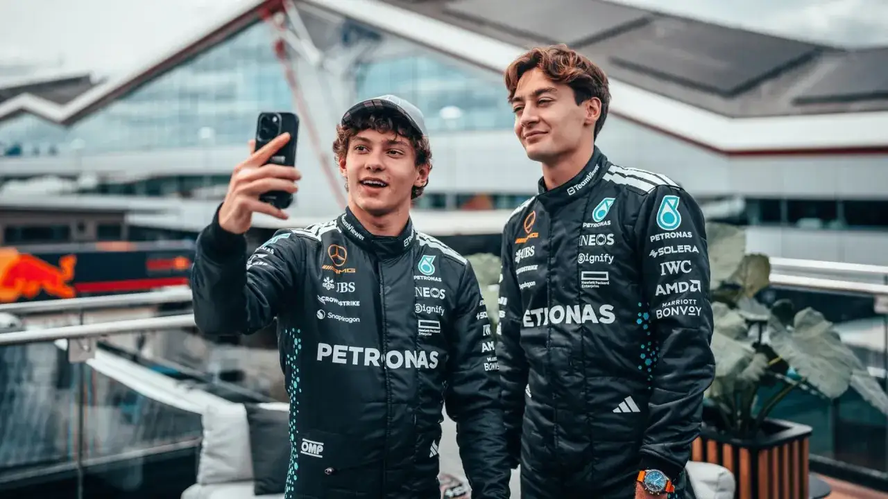 George Russell y su compa&ntilde;ero de equipo se toman una selfie con el tel&eacute;fono.