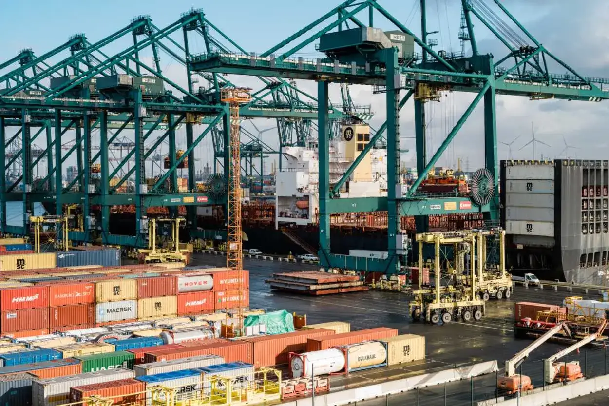 Containerhafen mit Kr&auml;nen, die Fracht f&uuml;r den Versand free on board vorbereiten.