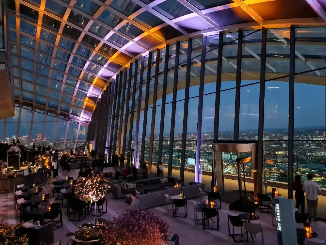 Interni eleganti con vista panoramica su Londra, un'atmosfera perfetta per scoprire i migliori ristoranti di Londra.