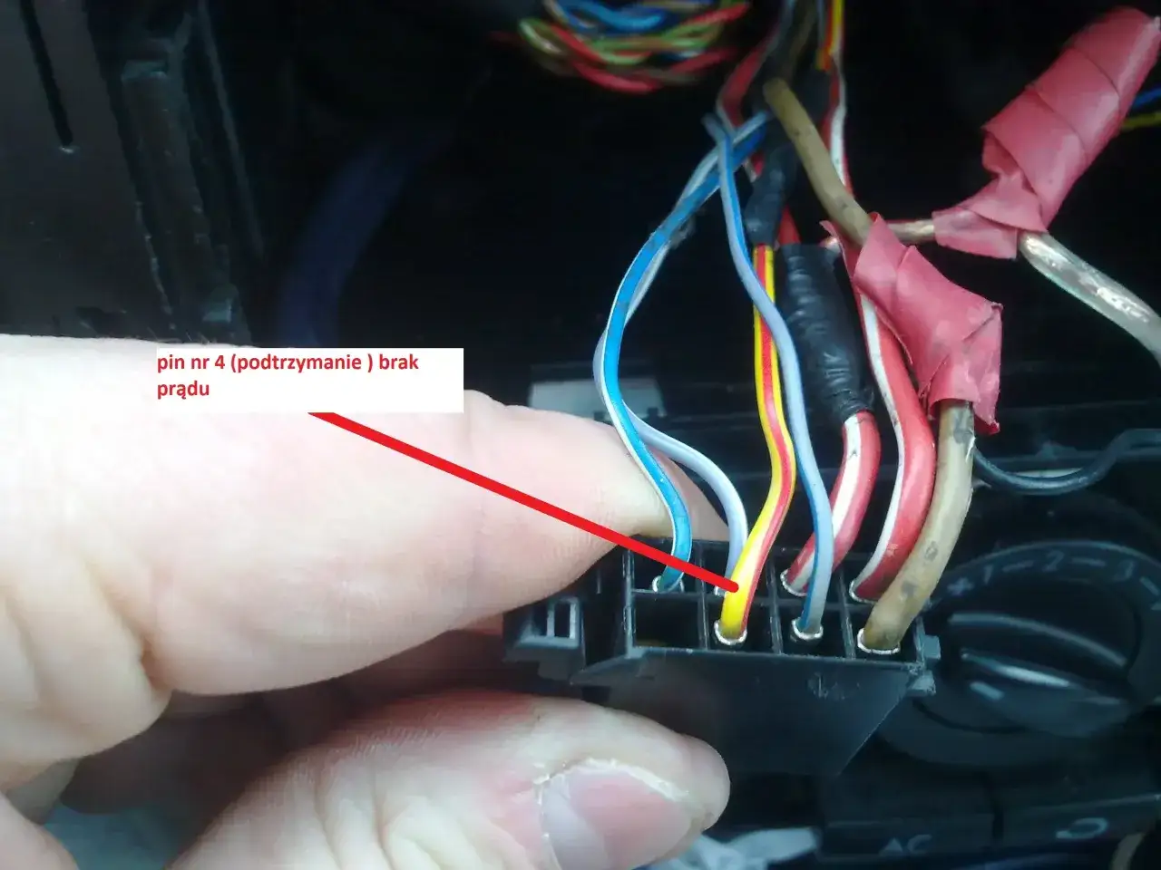 Kostka ISO radia samochodowego Pioneer. Pin nr 4 (podtrzymanie prądu) jest widoczny, ale brak podłączenia.